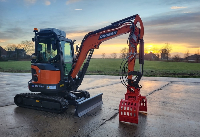 Grijper gekoppeld aan een grondverzetmachine