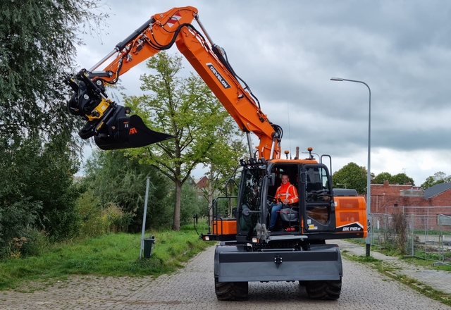 Mobiele graafmachine van Develon op de straat