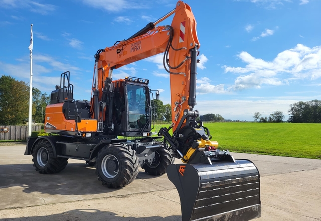 DX140W-7-graafmachine van Develon voor een grasveld