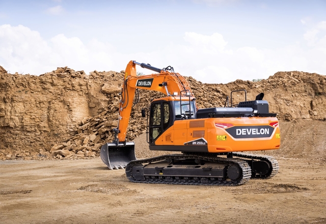 Develon DX255LC-7-graafmachine aan het werk op zandterrein