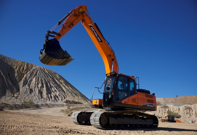 Rupsgraafmachine Develon DC225LC op onverhard terrein