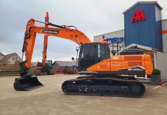 Gebruikte rupsgraafmachine DX225LC bij Anema Arum