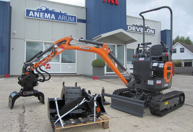 Gebruikte grijper gekoppeld aan een grondverzetmachine van Develon